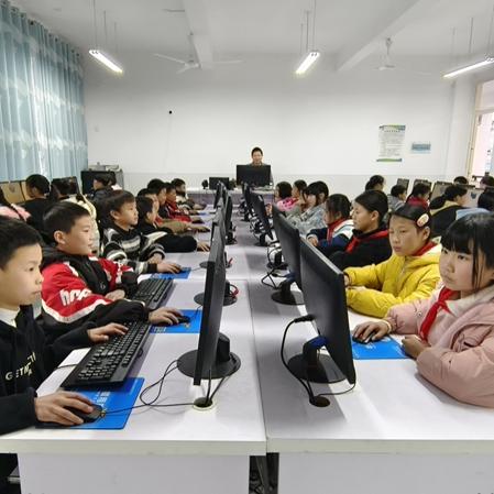 Hoe heeft Sun Haiqing van Jiangsu Jutian het onderwijs in de thuisstad mogelijk gemaakt via computerdonaties?